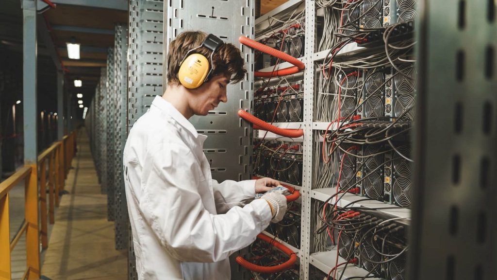 Russia Takes Second Place by Power Capacity in Crypto Mining Reports